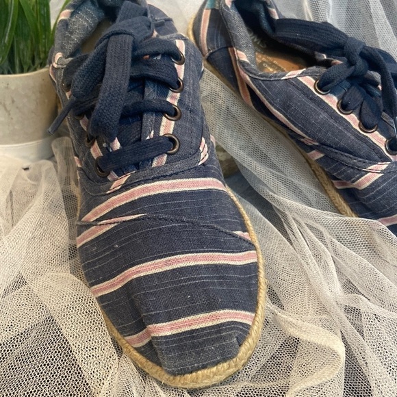 Toms Blue & Pink  Stripes shoes  💕 - Picture 7 of 8